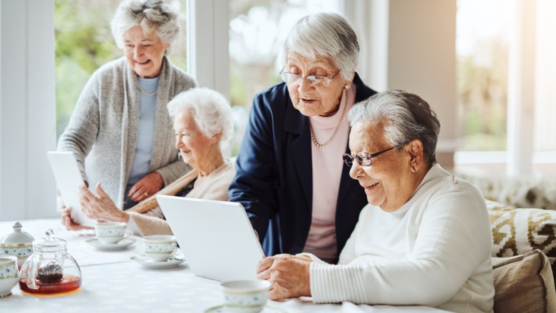 Seniorinnen am Laptop Seniorinnen am Laptop