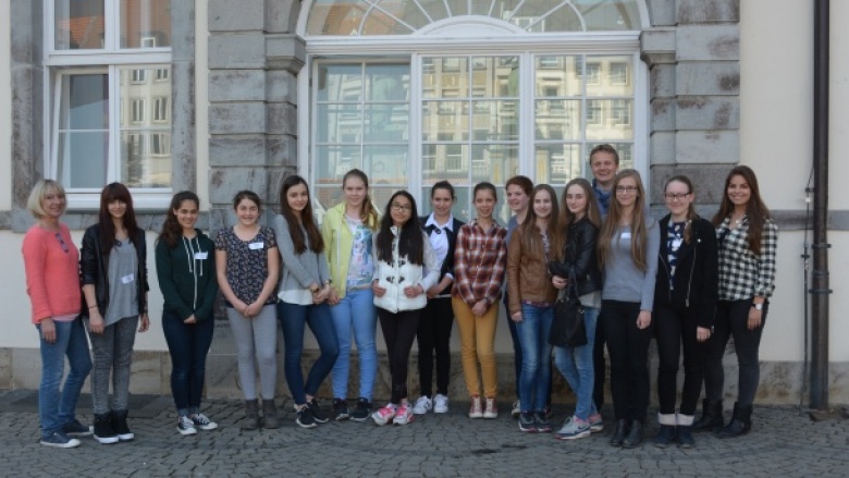 Gruppenbild mit Sabine Schmidt (1. v. l.) und Sophia Giannakis (1. v. r.) Gruppenbild mit Sabine Schmidt (1. v. l.) und Sophia Giannakis (1. v. r.)