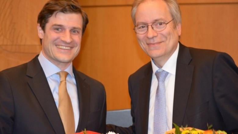 Rüdiger Gutt (r.) gratuliert Christian Zaum Rüdiger Gutt (r.) gratuliert Christian Zaum