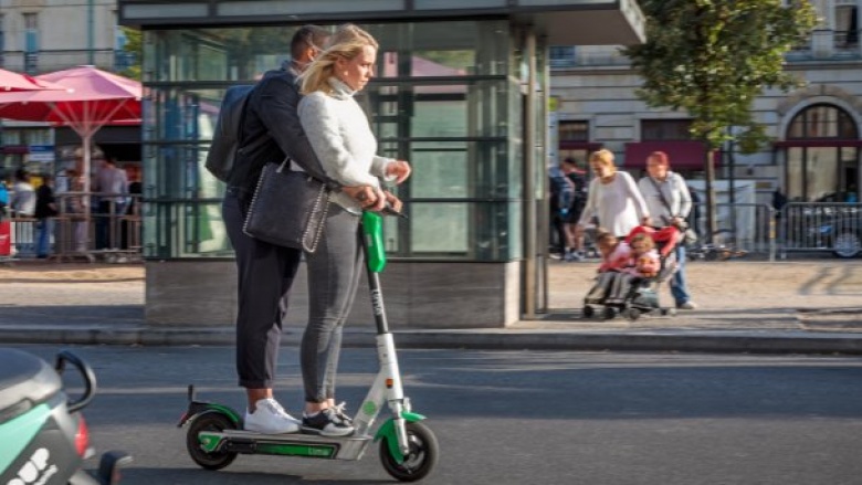 Paar auf E-Scooter Paar auf E-Scooter