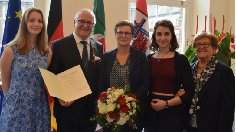 Giuseppe Saitta mit seiner Familie bei der Ehrung im Rathaus