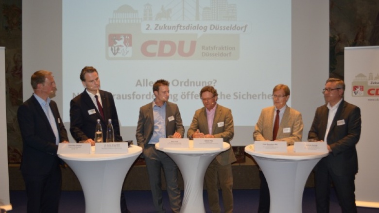 Podium (v. l.): Christian, Zeelen, Dr. Günter Krings, Oliver Huth, Edwin Pütz, Peter Biesenbach und Andreas Hartnigk