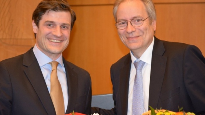 Rüdiger Gutt (r.) gratuliert Christian Zaum