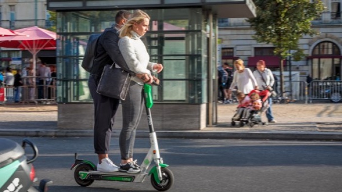 Paar auf E-Scooter