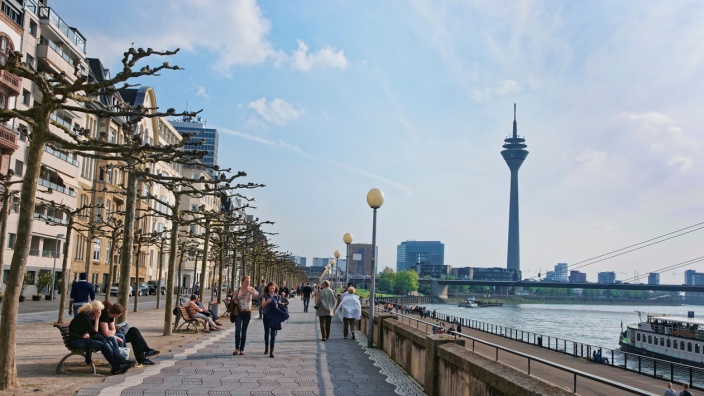Fußgänger Rheinuferpromenade