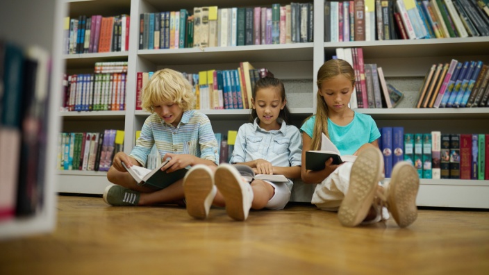 Kinder in Bibliothek