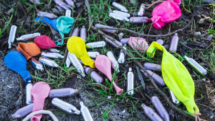 Metall-Lampen Lachgas und Luftballons in Wiese