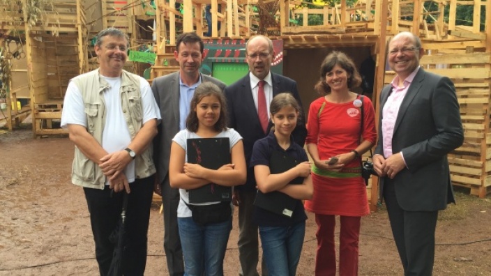 Von rechts: Andreas-Paul Stieber, Projektleiterin Sonja Hirschberg, Minister Rainer Schmeltzer, Stadtdirektor Burkhard Hintzsche, Christoph Honig (Akki) und die beiden „Bürgermeisterinnen“ des Dörfchens