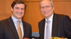 Rüdiger Gutt (r.) gratuliert Christian Zaum
