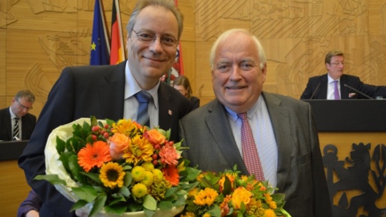 Fraktionsvorsitzender R&uuml;diger Gutt (l.) gratuliert B&uuml;rgermeister Friedrich G. Conzen