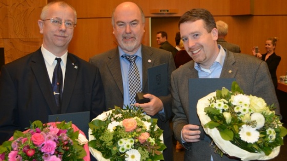 Unter den Geehrten: Ralf Klein (l.), Johannes E&szlig;er (M.) und Florian Tussing