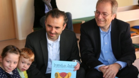 Thomas Jarzombek (l.) und R&uuml;diger Gutt mit Kindern im Rather Familienzentrum